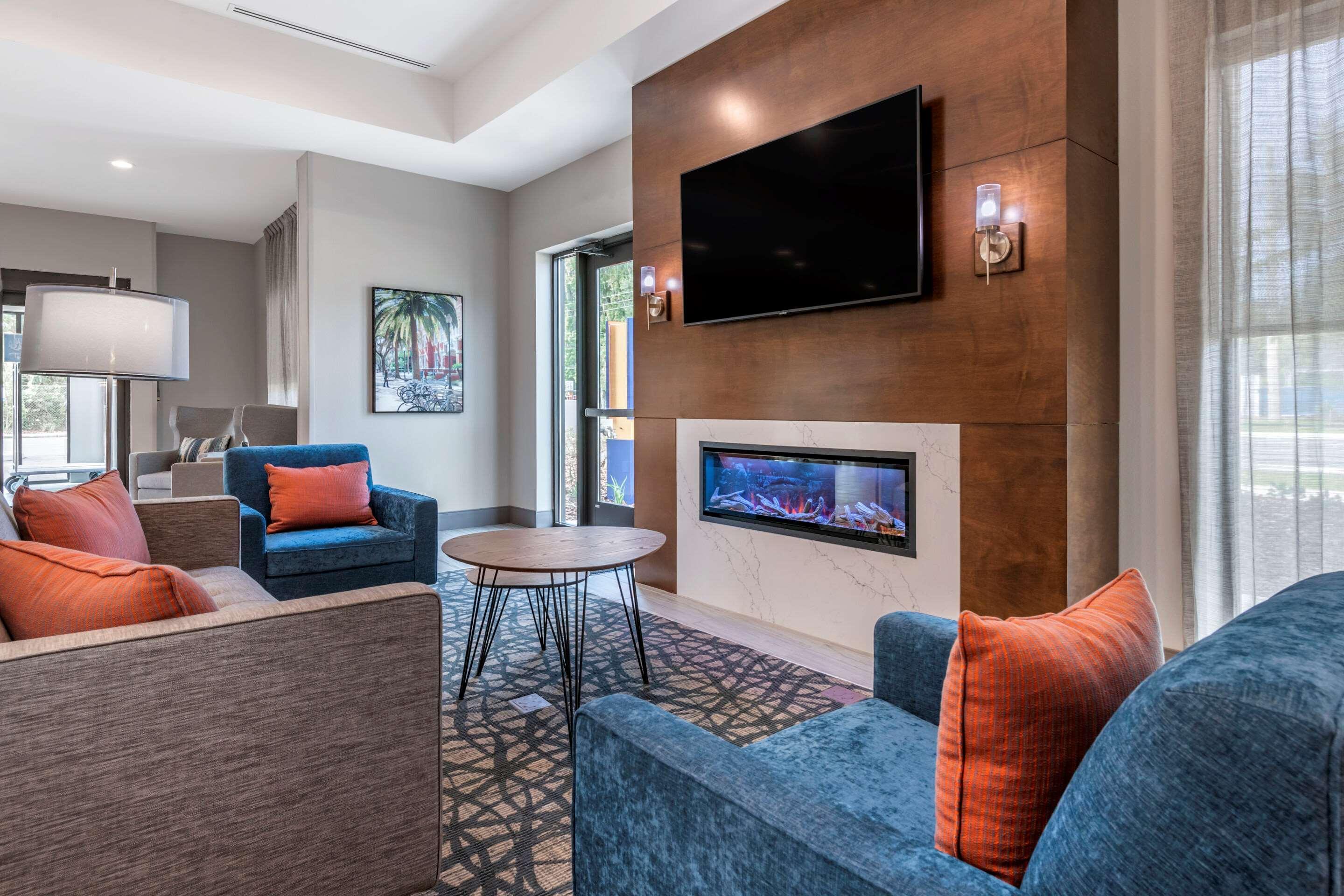 คอมฟอร์ต สวีท เกนส์วิลล์ เนียร์ ยูนิเวอร์ซิตี้้ Hotel ภายนอก รูปภาพ
