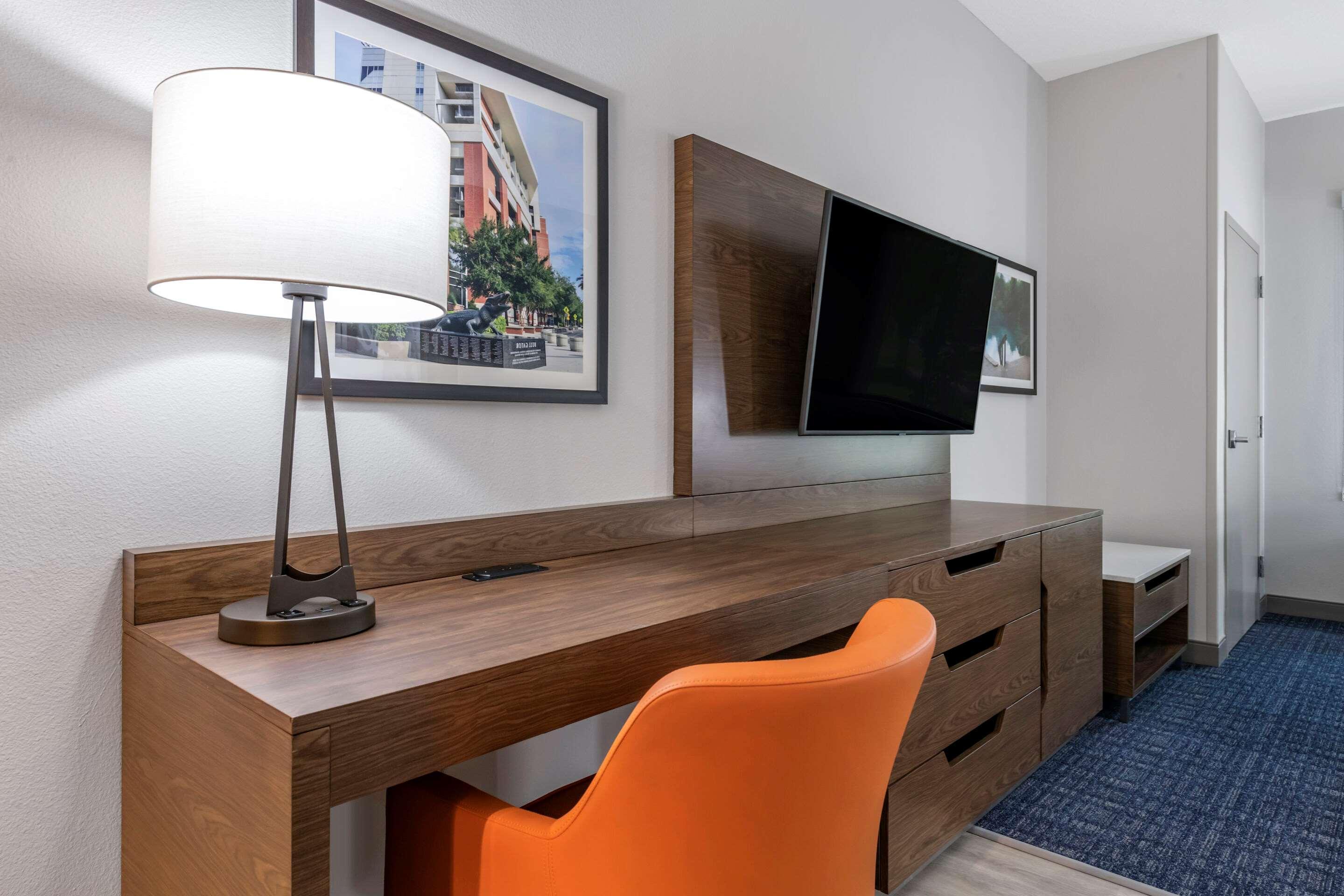 คอมฟอร์ต สวีท เกนส์วิลล์ เนียร์ ยูนิเวอร์ซิตี้้ Hotel ภายนอก รูปภาพ